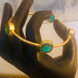 Bracelet gold and emerald color stone